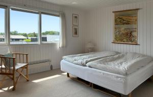 Postel nebo postele na pokoji v ubytování Cozy Home In Øster Assels With Sauna + 14 fotografií
