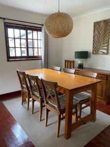 ein Esszimmer mit einem Holztisch und Stühlen in der Unterkunft Miradouro 13 - Heated Pool in Vieira do Minho