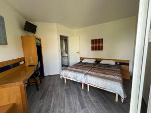 Posteľ alebo postele v izbe v ubytovaní Hotel Charme En Maconnais Fasthotel Macon Nord