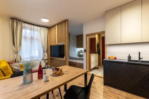 Kuchyň nebo kuchyňský kout v ubytování Apartmány Plavy