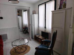 a living room with a desk and a chair at Timounyan T2 centre ville au calme Animaux acceptés in Arcachon