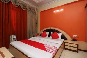 Super Hotel O Akash Regency客房内的一张或多张床位