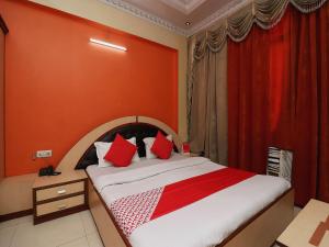 Super Hotel O Akash Regency客房内的一张或多张床位