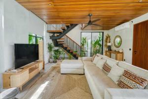 TV a/nebo společenská místnost v ubytování Adaya Villa 1 Brand New 4BR in Bingin - Uluwatu