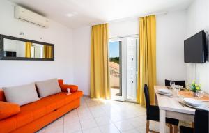 Et tv og/eller underholdning på Awesome Apartment In Milna With Wifi