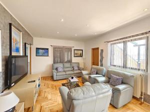 Et tv og/eller underholdning på VILLA VERA Apartments with pool, 200 m from the beach