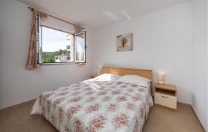 ein Schlafzimmer mit einem Bett und einem Fenster in der Unterkunft 3 Bedroom Stunning Apartment In Poljica in Poljica