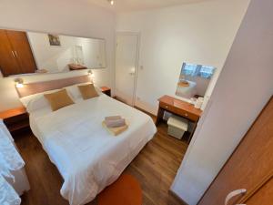 En eller flere senge i et værelse på VILLA VERA Apartments with pool, 200 m from the beach + 105 billeder