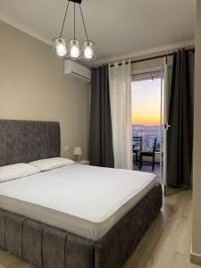 Postel nebo postele na pokoji v ubytování Spacious 2BR Apartment Walk in Closet Stunning Sunset Views