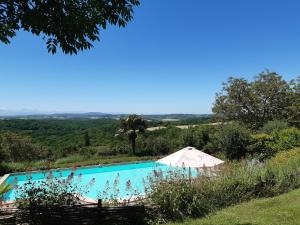 Bazén v ubytování BnB Ferme Beauregard Les Pyrénées nebo v jeho okolí