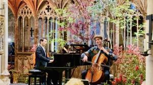 Un hombre tocando un violín y un violonchelo en una catedral. en Cosy, Romantic, Fun Yacht Getaway, Torquay, England, en Torquay
