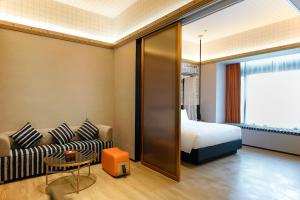En eller flere senger på et rom på Arthur Hotel Liwan COCO Park Dongsha Metro Guangzhou-24H Coffee & Low Tea & Free Shuttle Bus For Canton Fair By Paco