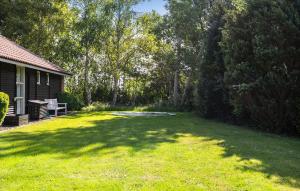 een tuin met een groot gazon met een bank en bomen bij Awesome Home In Slagelse With Wifi in Slagelse