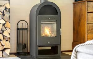 een open haard in de woonkamer met een open haard bij Awesome Home In Slagelse With Wifi in Slagelse