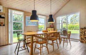 een eetkamer met een houten tafel en stoelen bij Awesome Home In Slagelse With Wifi in Slagelse