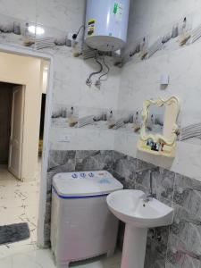 Dream House في الغردقة: حمام مع حوض ومرحاض ومرآة