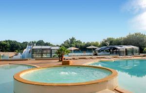 Piscina a Pet Friendly StaCaravan In Aureilhan o a prop