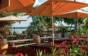 Jardí fora de Pet Friendly StaCaravan In Aureilhan