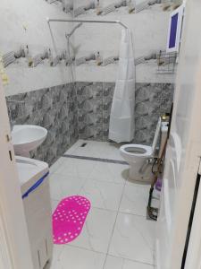 Dream House في الغردقة: حمام مع مرحاض ومغسلة +8 صور