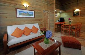 a living room with a couch and a table at Finca Hamburgo La Ruta del Cafe in Tapachula