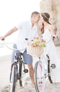 Una novia y un novio besándose mientras montan en bicicleta en Cosy, Romantic, Fun Yacht Getaway, Torquay, England, en Torquay