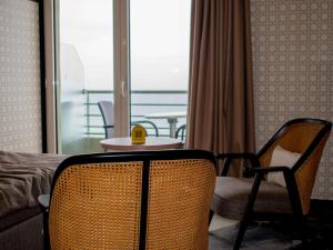 Uma área de estar em Mercure Granville Le Grand Large