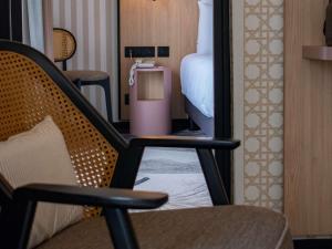 Uma área de estar em Mercure Granville Le Grand Large