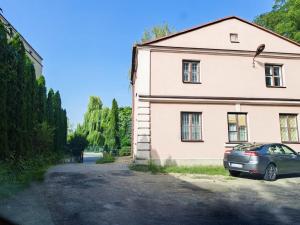 un coche aparcado delante de una casa en Dom Gościnny Lublin, en Lublin