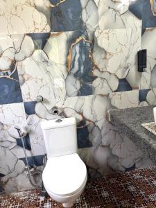 Ένα μπάνιο στο Fortune Home Service Apartment 1BHK, E-30 Saket