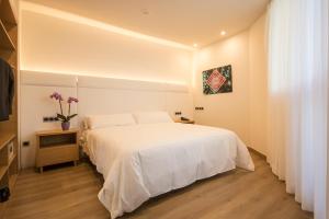 Łóżko lub łóżka w pokoju w obiekcie Hotel Palacio de Aiete