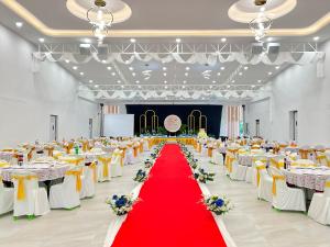 a large banquet hall with tables and a red carpet at Phuiyara Resort in Nakhon Nayok +129 photos