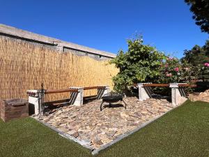a fire pit in a yard next to a fence at MirakostaCB in Castelo Branco