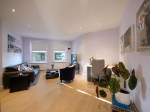 ein Wohnzimmer mit Sofa und Tisch in der Unterkunft Apt w Garden Oasis in Finchley in Hendon + 16 Fotos