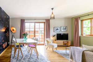TV a/nebo společenská místnost v ubytování Das Bergquartier - Ferienwohnung Rabenkopf
