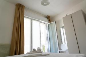 sypialnia z łóżkiem, lustrem i oknem w obiekcie Dainese Apartments, Casa Abigail w mieście Lido di Jesolo