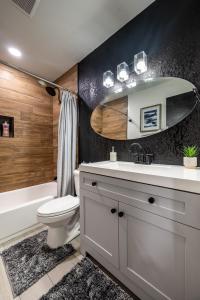 Modern 2BR DownTown Home with King Bed, Long Stays, WiFi, Netflix في أورلاندو: حمام مزود بمرحاض ومغسلة ومرآة +34 صورة