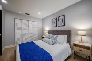 Modern 2BR DownTown Home with King Bed, Long Stays, WiFi, Netflix في أورلاندو: غرفة نوم مع سرير وبطانية زرقاء