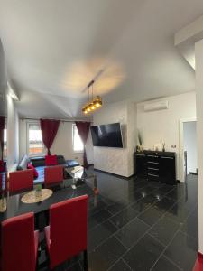 sala de estar con sofá y sillas rojas en Apartment Moro, en Piran