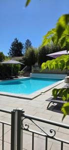 a swimming pool with blue water in a yard at Gîte Charmant avec Piscine et Terrasse en Provence MDV in Carpentras