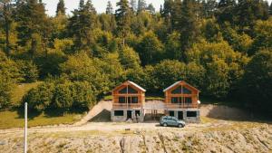 una casa con un'auto parcheggiata davanti di Heshkili Cottages a Mestia