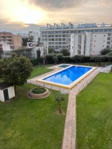 een uitzicht over een zwembad in een park bij Be-Cool Salou pool center in Salou