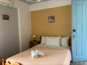 a bedroom with a bed with two towels on it at Villa Milia 2 in Agios Nikitas