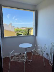 En balkon eller terrasse på Appartement Confort-Terrasse-Parking-Wifi-Cap d'agde