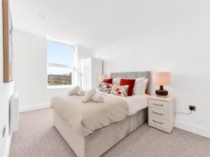 ライにあるPass the Keys Bosuns Loft - Superb Viewsの大きなベッドと窓のある白い寝室