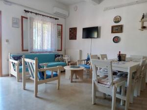 TV a/nebo společenská místnost v ubytování Romanza Villas