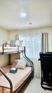 Llit o llits en una habitació de J&J Antipolo 2 Bedroom Condo with Nature View, Netflix, Karaoke, & Threadmill