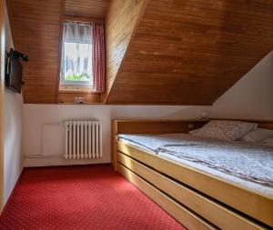 Postel nebo postele na pokoji v ubytování Penzion u Hradilů