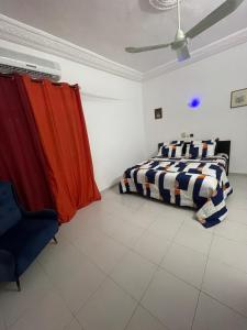 Un dormitorio con una cama y una cortina roja. en Cozy, Elegant, Central, Peaceful, en Cotonou