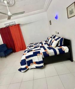 Un dormitorio con una cama y una cortina roja. en Cozy, Elegant, Central, Peaceful, en Cotonou