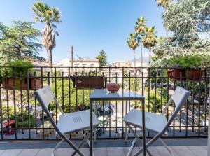 a table and chairs with a table and a fence at Casa Vacanze Catania - Giarre Etna D'Amore in Giarre